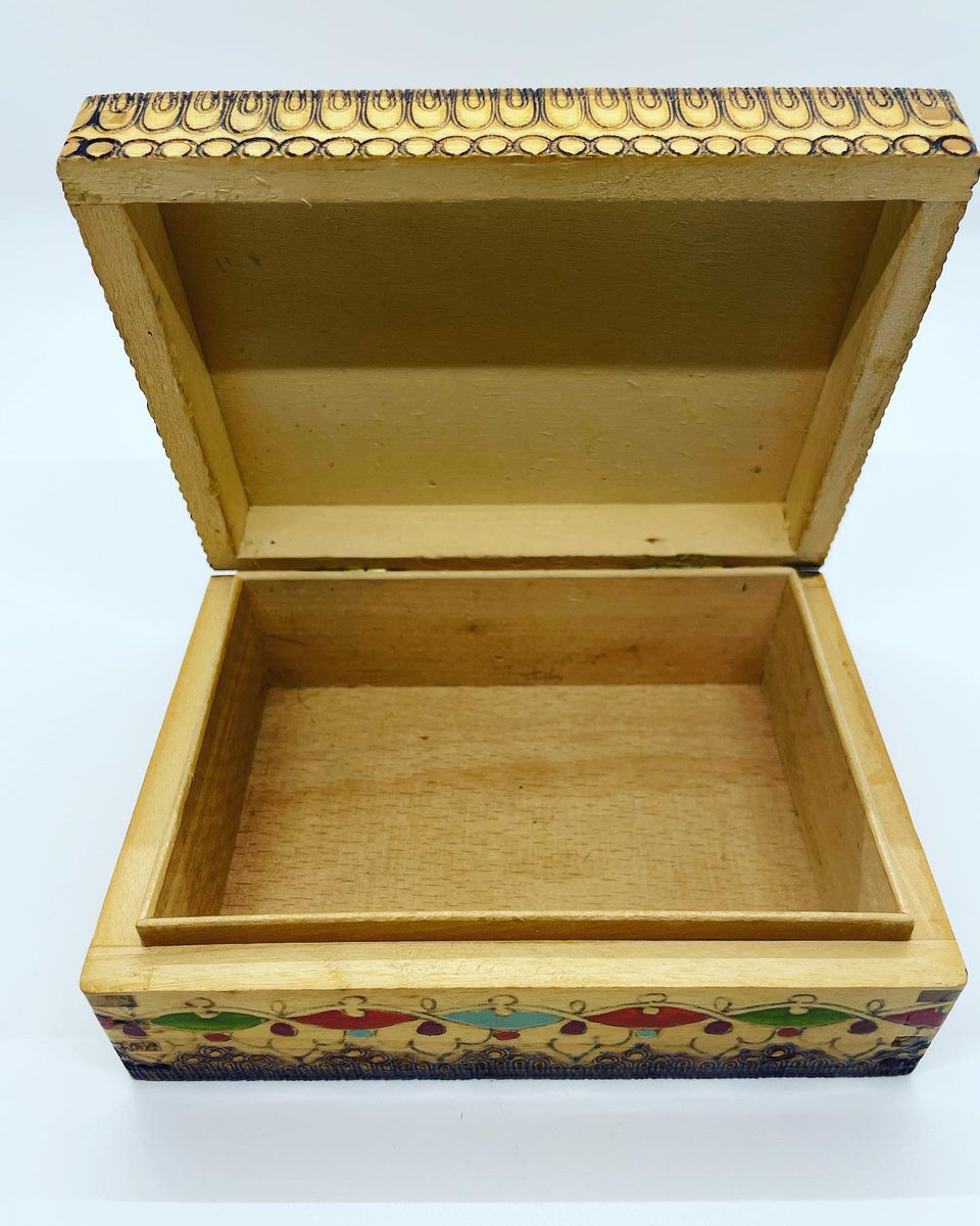 This is an absolute stunner - a #vintage #wooden #trinket #jewellery #box #trinketbox #jewellerybox with #pyrography decoration!

etsy.me/36dDTBZ 

happinessthroughnostalgia.com

#MHHSBD #antiques #antiquestore #antiquesarecool #antiquesaregreen #etsy #EtsySeller #EtsySocial