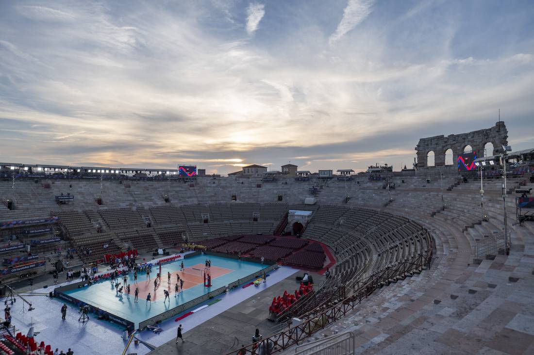 TodovoleySpain's tweet photo. 🏟️📷 ARENA DE VERONA ESTA TARDE! 📷📷 

Mañana, en este magnífico escenario, con la presencia de más de 10.000 espectadores, se inaugurará el Campeonato de Europa.
Desde las 20 horas, Italia🆚Rumanía.

¡Va a ser un gran espectáculo! 

📸@Federvolley https://t.co/TYTnWsUHrz