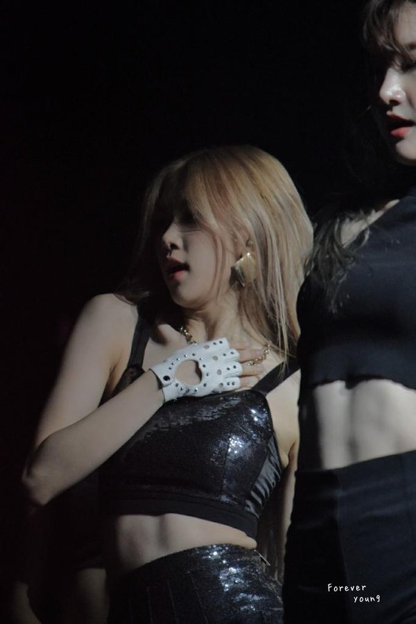 rshourly's tweet photo. so fine..
#로제 #ROSÉ https://t.co/4Km1TmQ7Sj