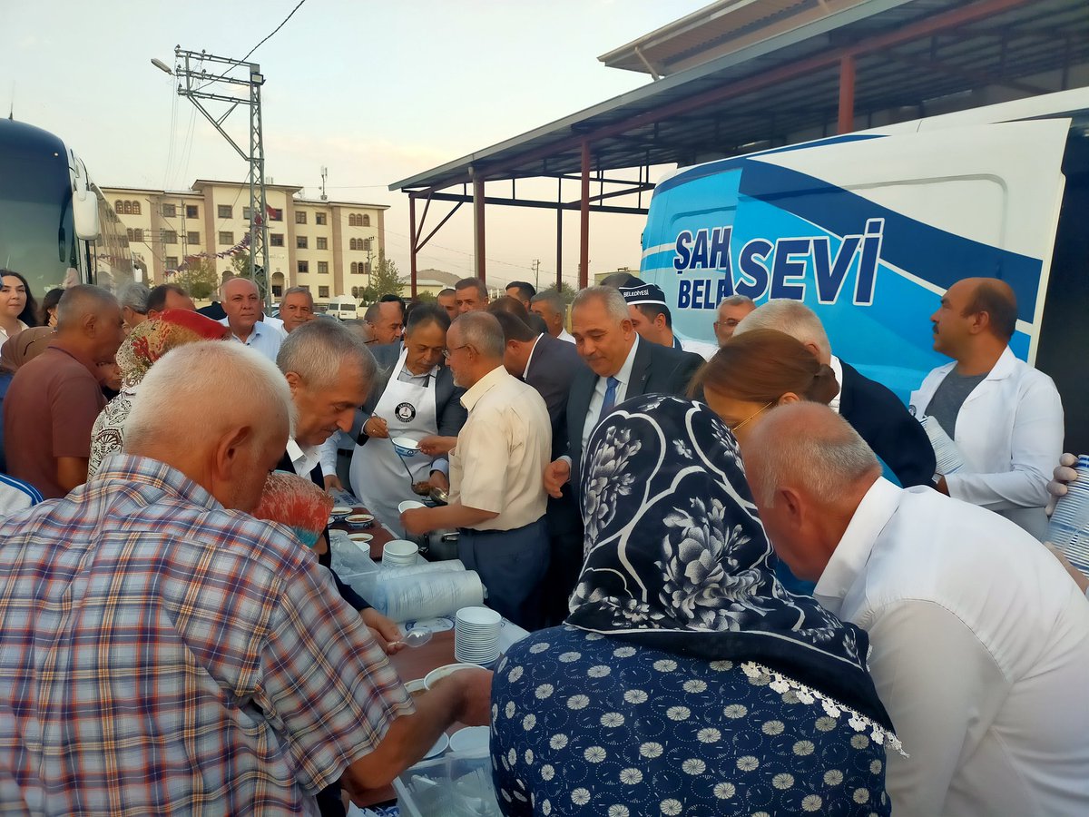 AK Parti İl Başkanımız <a href="/muratcetin27/">Murat Çetin</a>, Milletvekillerimiz <a href="/deryabakbak27/">Doç. Dr. DERYA BAKBAK 🇹🇷</a>, <a href="/irfancelikaslan/">İrfan Çelikaslan</a>, <a href="/BBozgeyik_27/">Bünyamin Bozgeyik</a>
#Şahinbey Bld.Bşk. <a href="/mtahmazoglu/">Mehmet Tahmazoğlu 🇹🇷</a> ve Bld.Bşk. <a href="/yakupbahar27/">Yakup Bahar</a>
ile vatandaşlarımıza #Aşure ikram ettik.