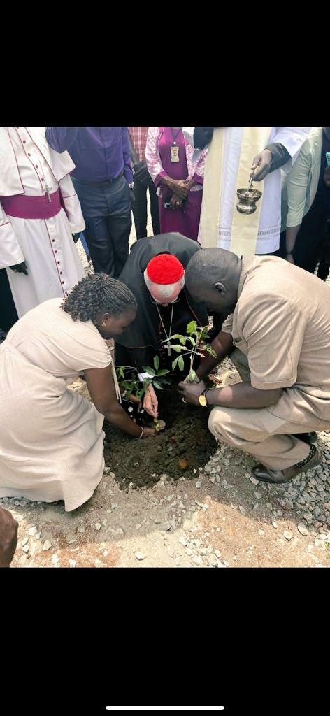 animuathiei's tweet photo. 📍St. Theresa's Cathedral Kator- Juba
So grateful 🙏🏿 to His Eminence Cardinal Pietro Parolin -Secretary of State of the Holy See 🇻🇦 for joining 🇸🇸ese youth on the occasion of his 3rd Official visit to 🇸🇸 on behalf of @pontifex in planting #peacetrees in Juba as a follow up of the #ecumenicalpeacepilgrimage🇸🇸 & as a symbol of continued commitment to peace and solidarity with🇸🇸.
Glad that young ppl thru the .@SSCChurches and the support of Office of the Archbishop of Juba& Cardinal Designate, His Grace Stephen Ameyu Martin Mulla and the Apostolic Anuncio in Juba, demonstrated through the #GreenSkillsforYouth Campaign that climate change mitigation and adaptation are key precursors for building peace☮️, hope, reconciliation and good values; & that 🇸🇸's peacebuilding journey requires collective commitment from all of us 💯
#Youthlead @radiobakhita @bartelafric