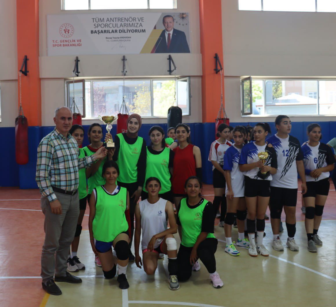 🏐Tüm Zaferler Bizimle Olsun🏐 30 Ağustos Zafer Bayramı münasebetiyle düzenlenen genç kızlar #voleybol turnuvası kupa töreniyle sona erdi. Turnuvaya katılan tüm sporcularımıza teşekkür eder, dereceye giren takımlarımızıda tebrik ederiz.🏐 #30AğustosZaferBayramıKutluOlsun