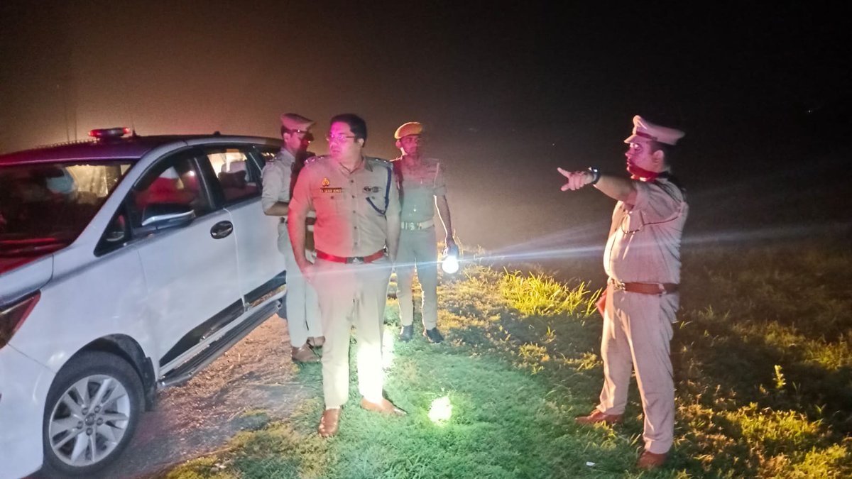 gorakhpurpolice's tweet photo. #gorakhpurpolice

#sspgorakhpur द्वारा #PsBasgaon क्षेत्रान्तर्गत भवन पोखर कौडीराम में घटित घटना के घटनास्थल का निरीक्षण किया गया एवं संबंधित को आवश्यक दिशा निर्देश दिया गया ।

#UPPolice @AdgGkr @dgpup @diggorakhpur https://t.co/FKbHiuu5oD