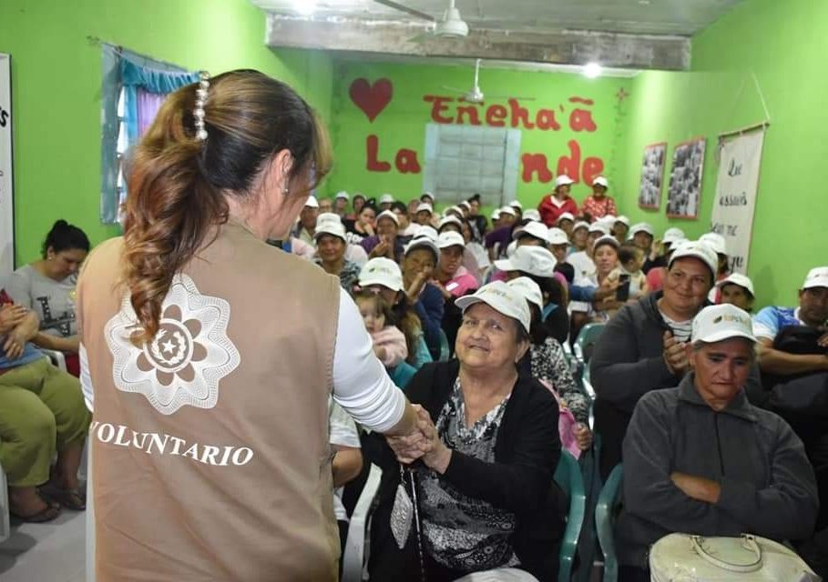 Sirviendo, compartiendo y trabajando para nuestra gente, como el primer día. ❤️
¡Gracias! 🇵🇾🥰

Hoy, preparamos el almuerzo para familias del Bañado Tacumbú, con el apoyo de nuestros voluntarios #OPD. 🙌🏼

#ParaguayDeLaGente