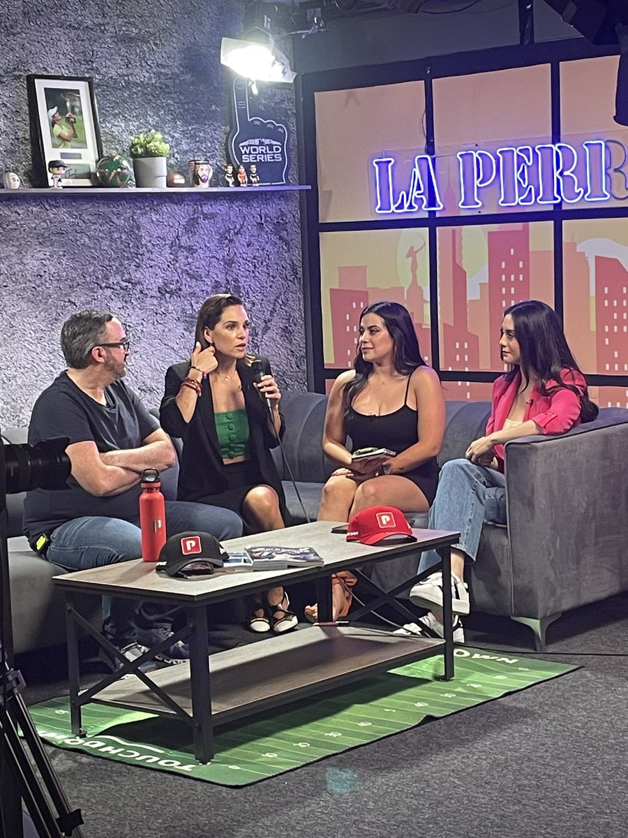 playdoitmexico's tweet photo. Quédate con quien te vea como @anavaleero está viendo a @taniarin 🫣🫣 https://t.co/3eFEVhyTUO