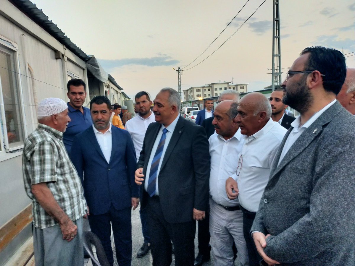 AK Parti Gaziantep İl Başkanımız <a href="/muratcetin27/">Murat Çetin</a>, İl Teşkilatımız ve Milletvekillerimiz ile birlikte konteyner kentte yaşayan vatandaşlarımızı ziyaret ederek sorun ve taleplerini dinledik.
