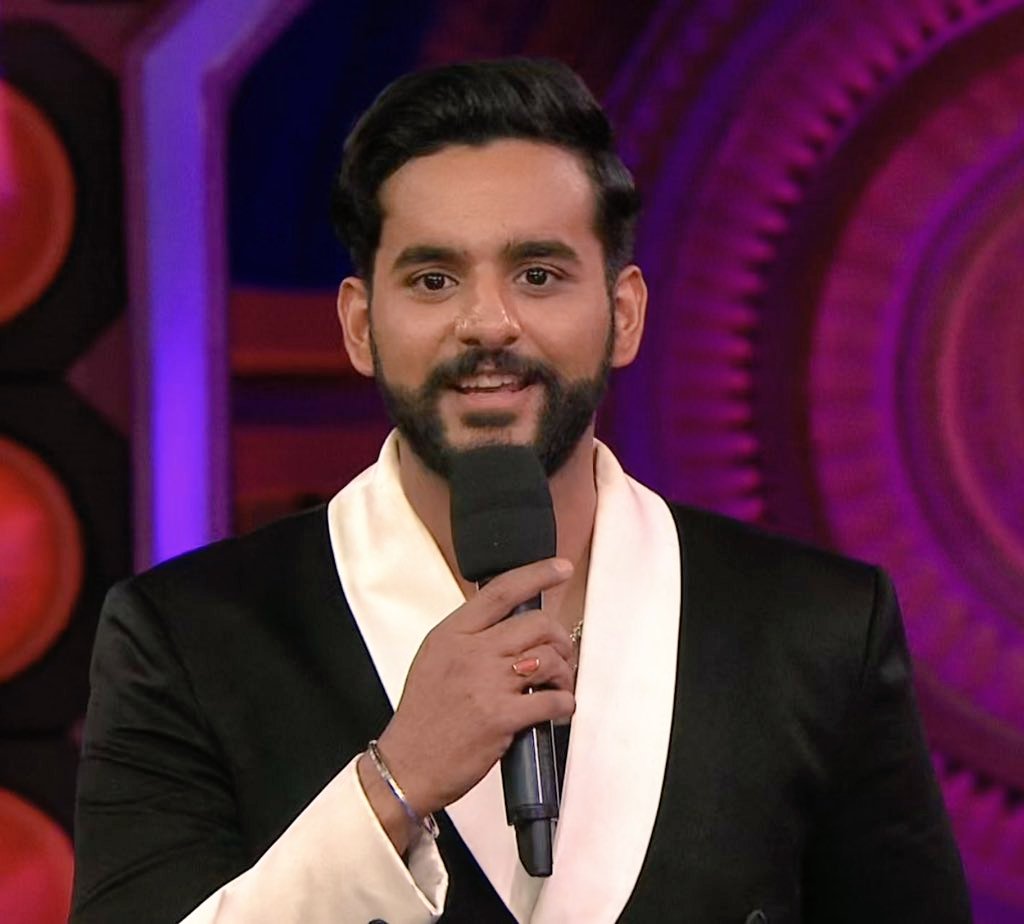 Well played, Abhishek Malhan. ❤️Aap wo sitare ho jo pehle din se chamkate rahe lagatar har din aapki chamak badhti rahi, brother you given everything to this show, i know result favor mein nahi raha. Lakin aapne crore logo ka dil jeeta hain. It's not easy to compete against