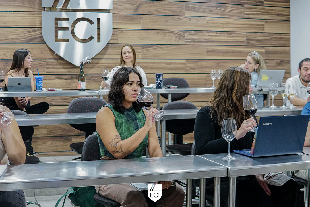 ECIGdl's tweet photo. Hoy utilizamos en clase de Sommelier un oxigenador, este accesorio de cristal nos permite  potenciar las notas de cata y nariz para hacerlas más agradables🍷 #SoyECI

Conoce más de estos temas en nuestra Especialidad en Sommelier
👇🏼
https://t.co/kNgf0mdXNN https://t.co/WJMwzuYL04
