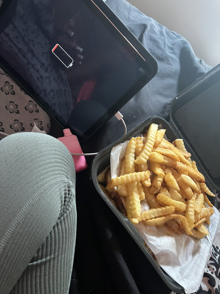 i’m not eating until it turn on ✌🏻