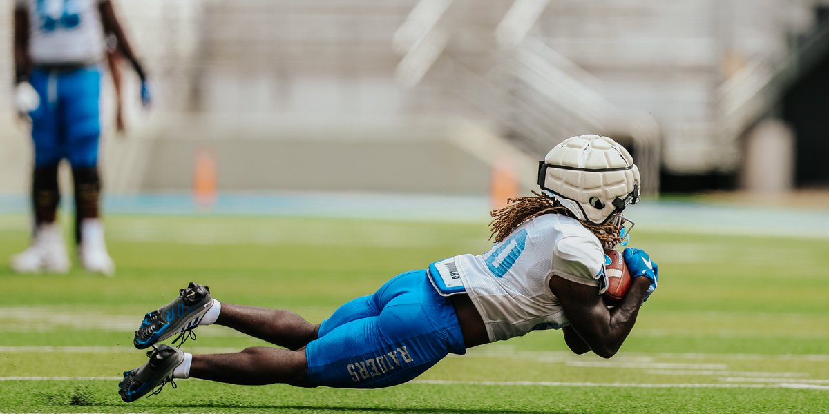 Going all out 😤 📸 Full photo gallery from scrimmage 1: bit.ly/442qpBb #BLUEnited | #EATT