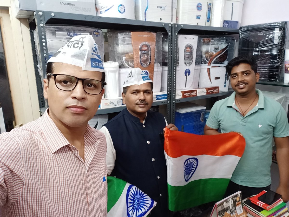 AAPVASAI_VIRAR's tweet photo. तिरंगा वितरण, वसई पश्चिम में। https://t.co/ZexHP4kKzG