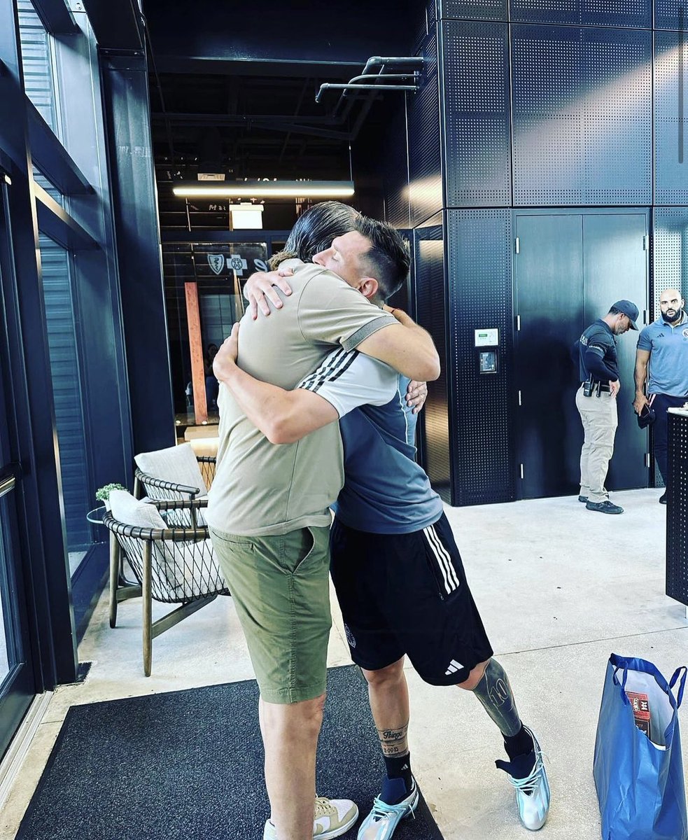 SoccerDataVEN's tweet photo. Sergio 'Checho' Batista Secretario General de la @SeleVinotinto visitó a Lionel Messi en Miami. 🇻🇪 🤝 🇦🇷 https://t.co/UKZ7L0tN07