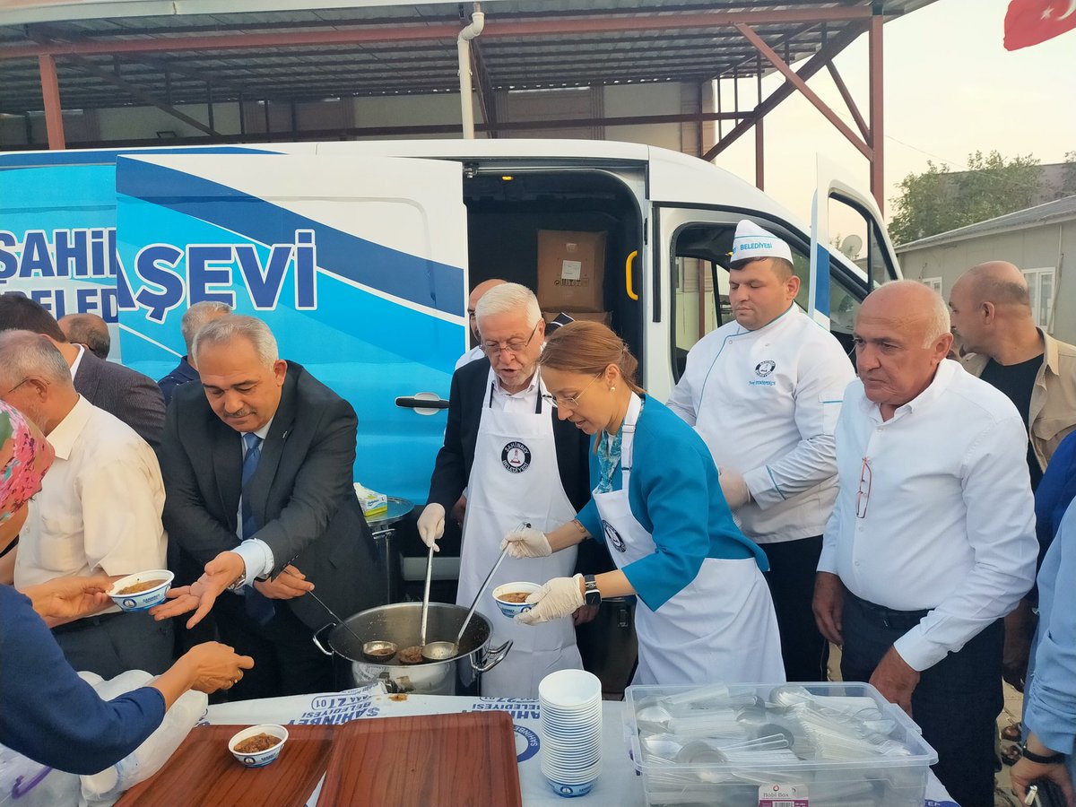 Nurdağı ilçemizde Milletvekillerimiz, İl Başkanımız, <a href="/sahinbeybel/">Şahinbey Belediyesi</a> Başkanımız ve <a href="/akgenclik27/">AK Gençlik Gaziantep</a> Başkanımız ile konteyner evlerde ikamet eden vatandaşlarımızı ziyaret edip #Aşure ikramında bulunduk.

Birliğimiz ve beraberliğimiz daim olsun.