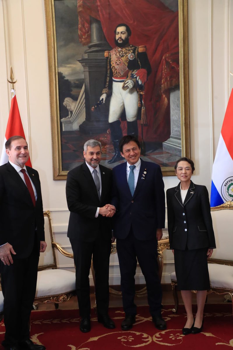 El presidente de la República @MaritoAbdo recibió la visita del Ministro de Estado de Asuntos Exteriores del Japón, Takei Shunsuke, en Palacio de Gobierno.