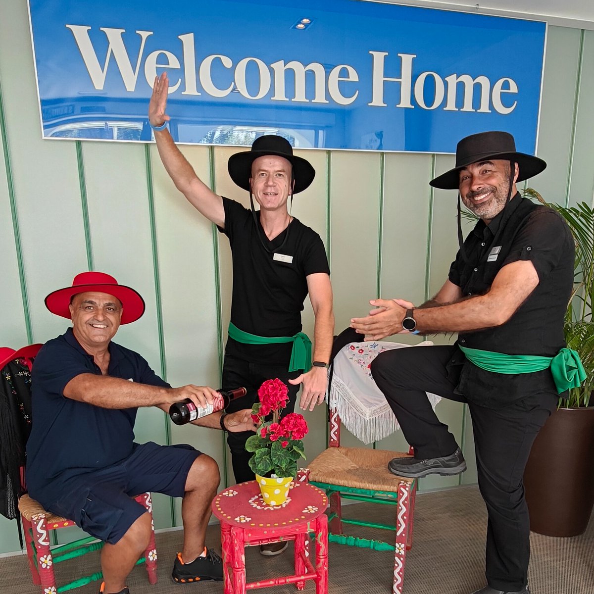 andresanimador's tweet photo. It´s Feria time in Málaga! Let´s celebrate life / ¡Ha llegado la Feria de Málaga! Vamos a disfrutar 😊🌞🌴@JoseArana75 @Josema171016 #joaquin #Málaga #FeriaMLG #FeriaDeMalaga  #costadelsol #Benalmadena #Laqteam #acttiv https://t.co/l7BQ4JLFC5