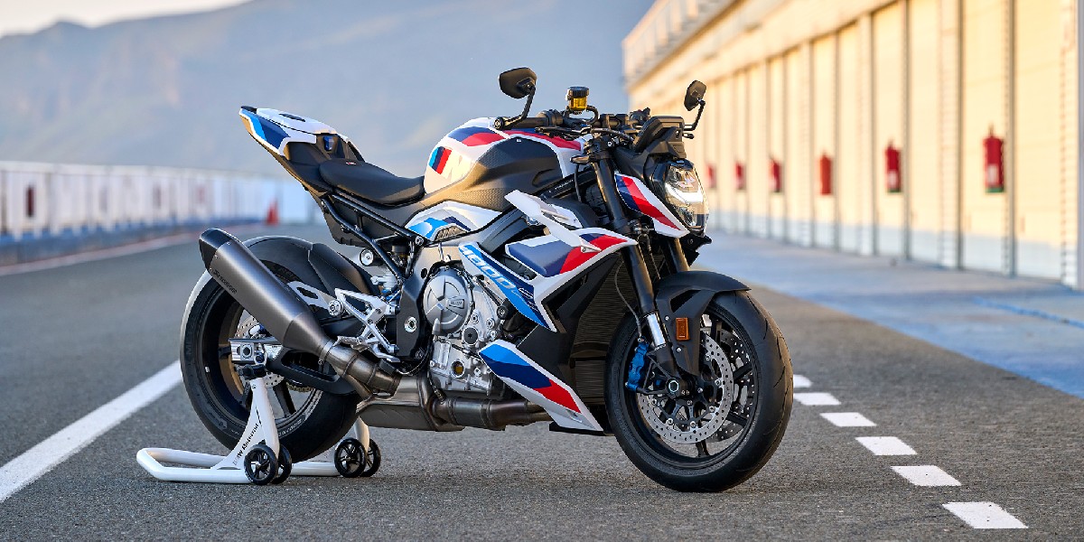 BMWMotorrad's tweet photo. #RideAndTalk is all about highlighting unique stories โ from product development to community inspiration! Explore over 80 episodes on all major podcast platforms๐
#MakeLifeARide #MR #M1000R #BMWCE02 #BMWR18 #BMWR18Custom #CustomBike #NotForSale #R1200GS #BMWMotorrad https://t.co/AW8BK9feLz