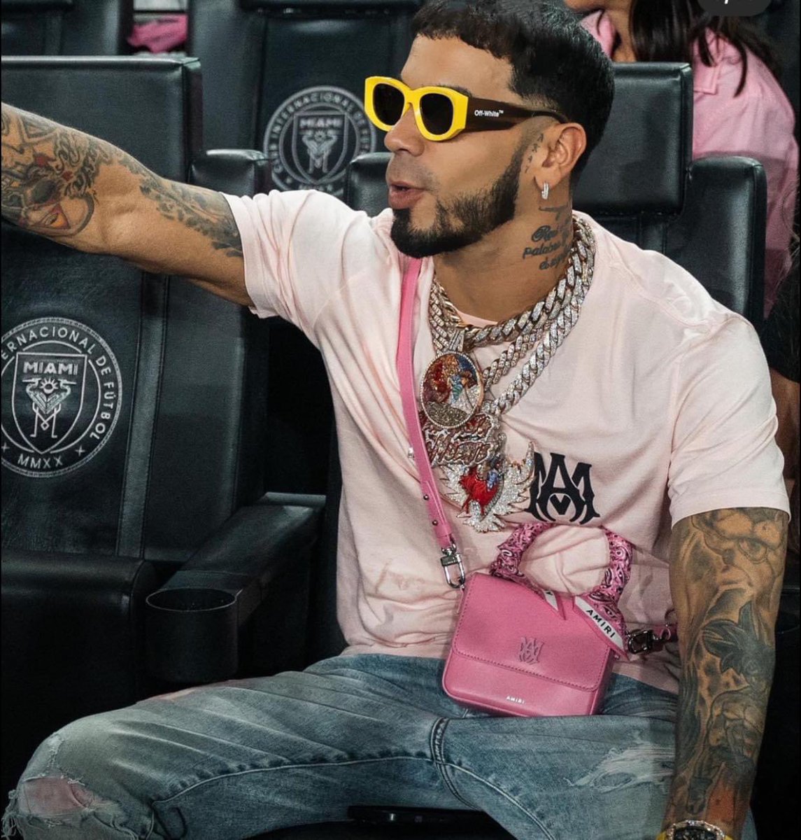 Yo bien títere cargándole la cartera a mi amorcito