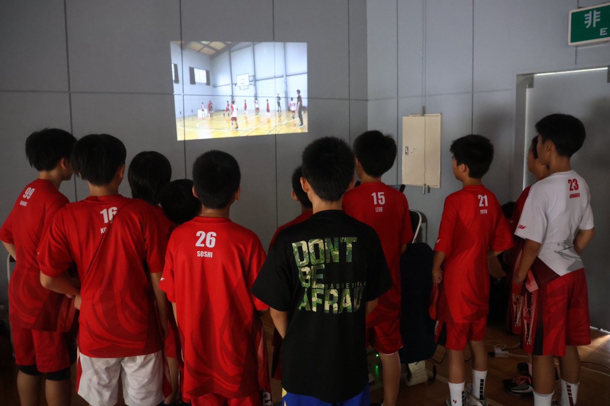 bj_JUNIOR_YOUTH's tweet photo. 【U12】〜2日目〜
コーチ陣からの指示を待たず、自分たちで次の行動を予測し実行することができた2日目でした⭕️
U12の強みである"共感性"の高さを多くの場面で発揮し、人数が少ない中でしたが2日間みんなでハードワークし取り組みました💮
#bjアカデミー #bjクラブ #bjYOUTH https://t.co/rYdWBfN9eh