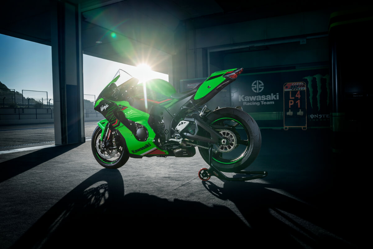 DARKLIGHT593's tweet photo. Kawasaki's ZX-10R: A dynamic blend of power and agility, designed for riders seeking an exhilarating experience. https://t.co/t76vUeKKBQ