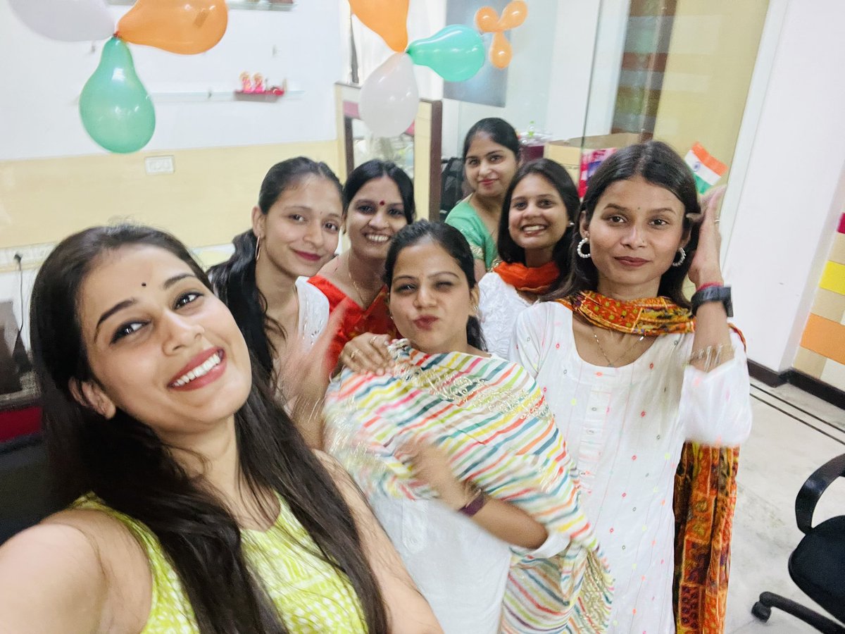 aishwarya_gem's tweet photo. 800 Events Done Of #YMG20 🎉🎉🧿🧿
Many More To Come क्योकि अभी तो पार्टी शुरू हुई है 💪💪♥️🎉🎉

Kudos to Entire @Yuvamanthan_org Team n well-wishers.  

@prakharjourno @SakshiVerma_13 @Nitin_Yuva https://t.co/7aYMVsvwPA