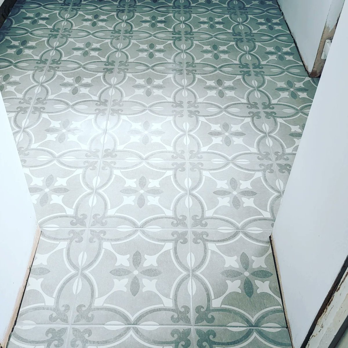 dunbartontiling's tweet photo. NOW TAKING ORDERS FOR SEPTEMBER *10%OFF FITTING* 15% OFF MATERIALS*
Another quality installation done by Dunbartonshire pro tiling. Are you looking for any tiling work to be done? If so contact Brian Gallagher on 07926947257. Free estimates, all work guaranteed, fully insured. https://t.co/1SN57MUbh7
