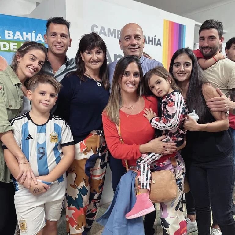 AndresDeLeo's tweet photo. Gracias a los miles de Bahienses que confiaron en nuestra propuesta.
No puedo expresar en palabras el orgullo por este equipo, que hizo esta gran elección.
Gracias a mi familia por acompañar siempre y ser mi columna espiritual.

Mi compromiso con Bahía sigue intacto como siempre. https://t.co/PXHquD3PiJ