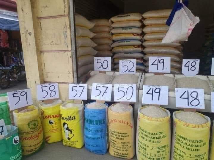 IamCharotism's tweet photo. Di pala 20 pesos ang magiging presyo ng bigas kundi plus 20 pesos mula sa original price. Charot! https://t.co/82I056gkT4