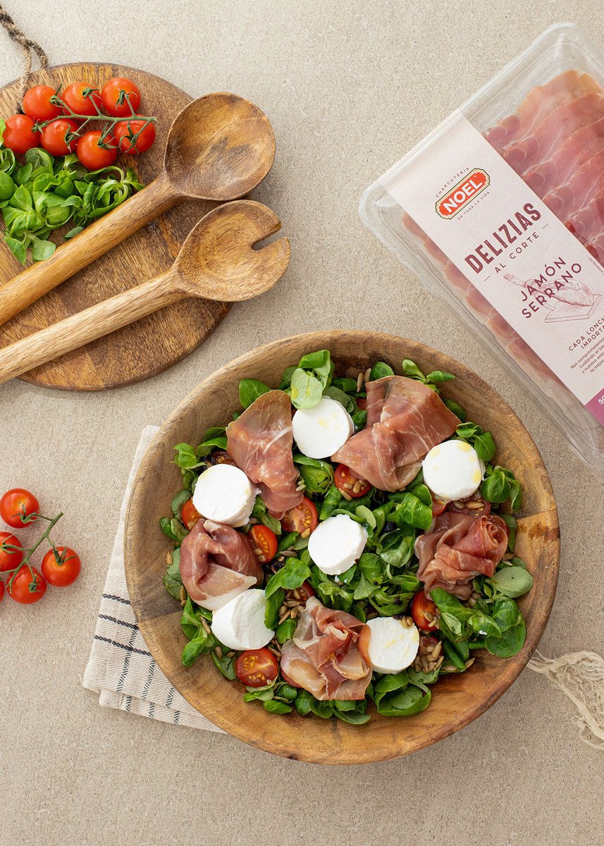 🤤 ¡El verano nos trae deliciosas recetas! Y nuestra elección de hoy es esta ensalada de canónigos y Jamón Serrano #DeliziasAlCorte #NOEL que nos ha preparado <a href="/lidiadelao/">ATRAPADA EN MI COCINA</a>. 😍 ¡A nosotros nos encanta!