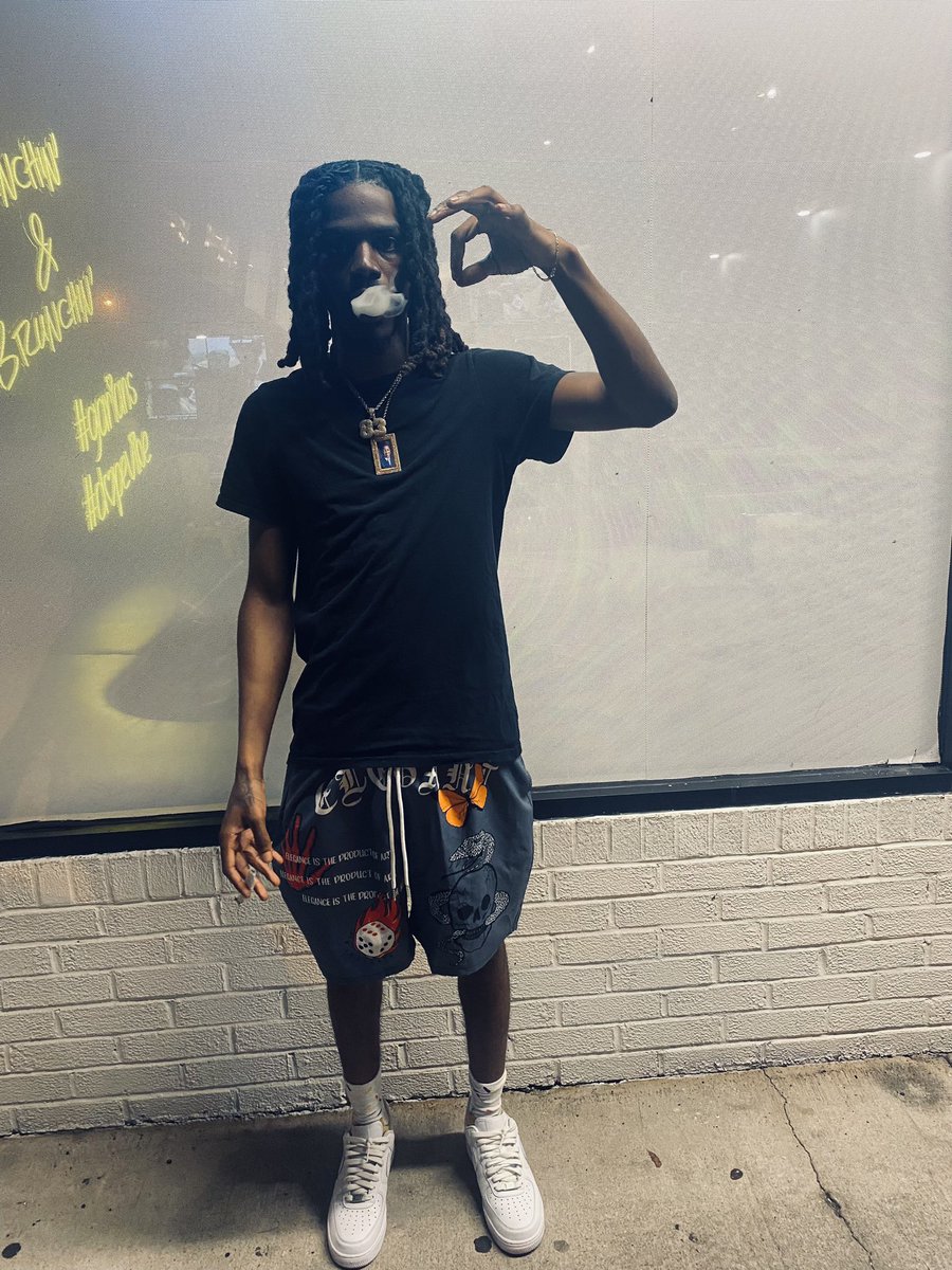 _Big83's tweet photo. Made it to see 21 I Can’t Complain rn #HappyCday To me 🥂🍾🥂🍾 https://t.co/y9kb72z3hh