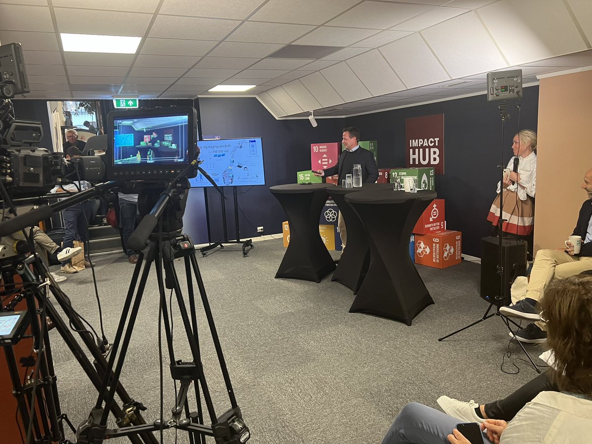 Og der er <a href="/norgesgruppen/">NorgesGruppen</a> i gang med #Arendalsuka2023, nå diskuterer vi hvordan teknologi kan bidra til å nå bærekraftsmålene. Fullt hus og god stemning.