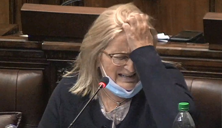 AlfTuitea's tweet photo. "Los Argentinos votan cualquier cosa"

Los Uruguayos votando: https://t.co/FTETLcSE6s