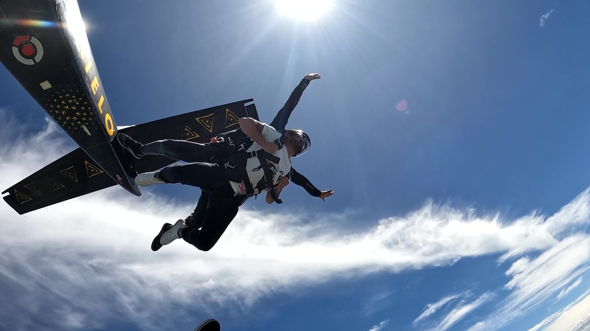Camilo_Cuervo's tweet photo. "Y volar, y sentir que ya no queda veneno
Y vivir, porque ya no me hace falta valor
Y volar y volver a ser yo mismo de nuevo"

Con ganas de repetir esta experiencia

#paracaidismo #paracaidas #volar #xieloskydive #xielo https://t.co/49LBPFPN8t