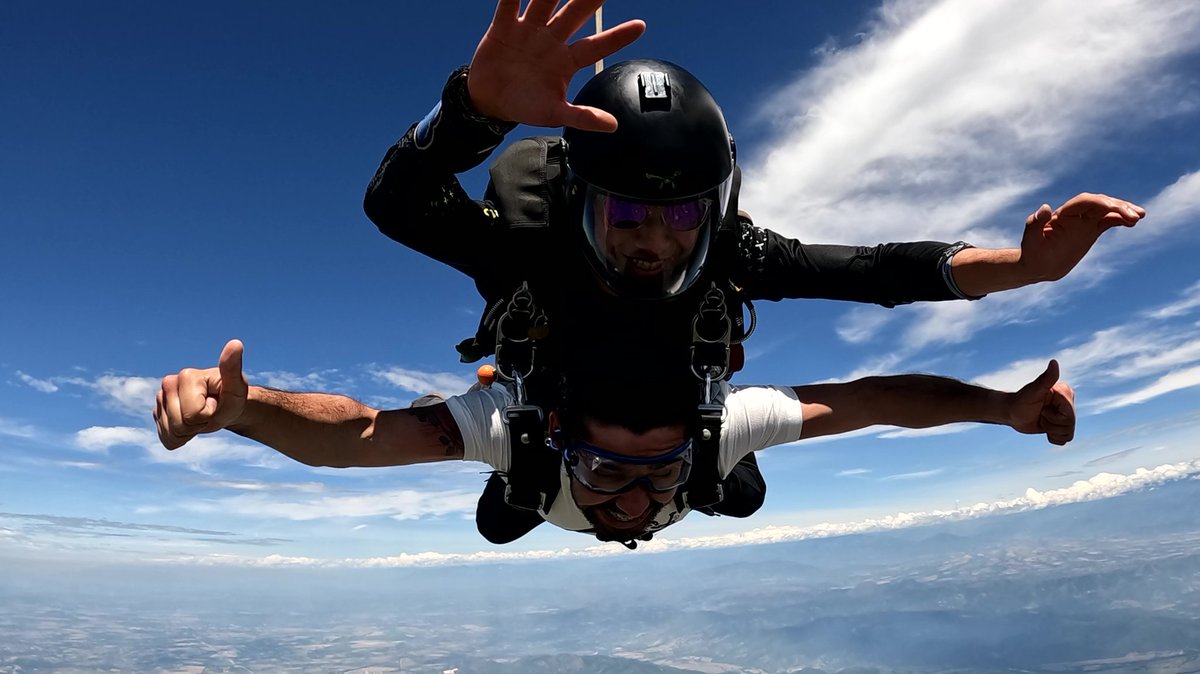 Camilo_Cuervo's tweet photo. "Y volar, y sentir que ya no queda veneno
Y vivir, porque ya no me hace falta valor
Y volar y volver a ser yo mismo de nuevo"

Con ganas de repetir esta experiencia

#paracaidismo #paracaidas #volar #xieloskydive #xielo https://t.co/49LBPFPN8t