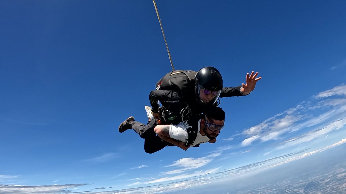 Camilo_Cuervo's tweet photo. "Y volar, y sentir que ya no queda veneno
Y vivir, porque ya no me hace falta valor
Y volar y volver a ser yo mismo de nuevo"

Con ganas de repetir esta experiencia

#paracaidismo #paracaidas #volar #xieloskydive #xielo https://t.co/49LBPFPN8t