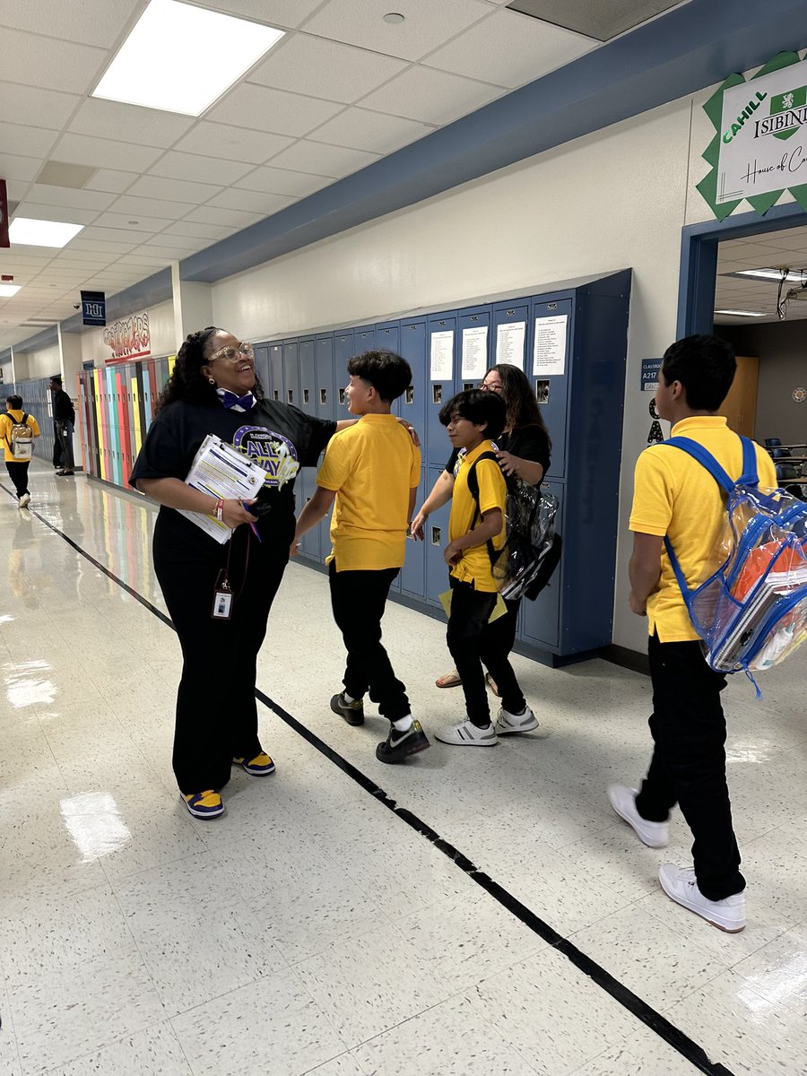Lang U…You know! Principal Lyons welcoming the students on the first day at Lang University! #Region1Excellence #LangUYouknow @MRamirezDISD @dallasschools @THuittDISD @DallasISDSupt @lang_hw