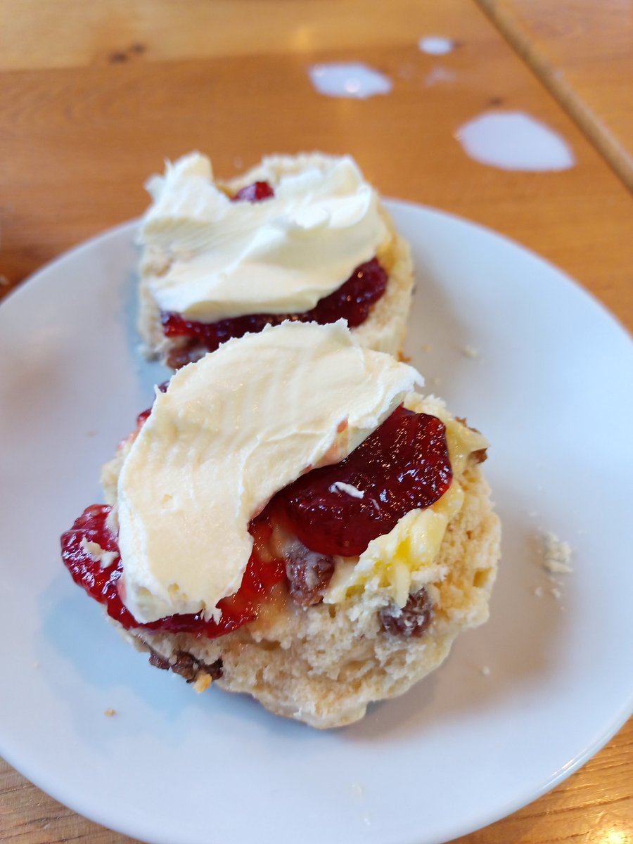 janetsathome1_'s tweet photo. The true and correct way.
#JamFirst
#JamBeforeCream https://t.co/WCYok7PZQz