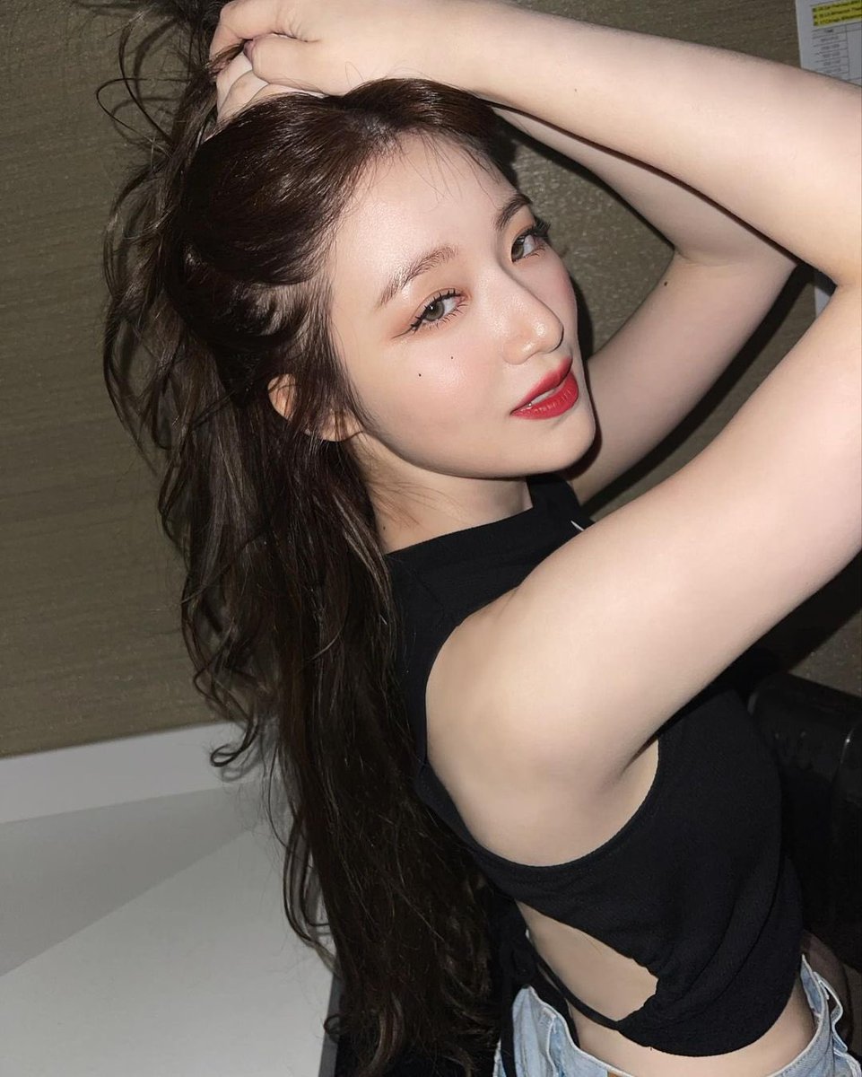 kpop moments that could kill a sapphic (@kpopsapphic) on Twitter photo 