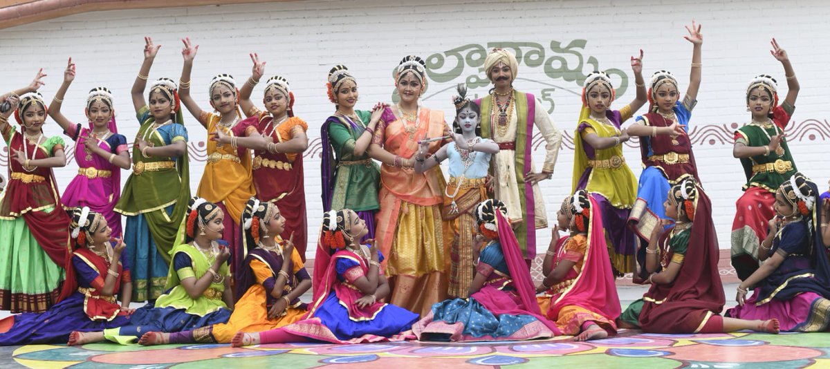 DeccanChronicle's tweet image. Enchanting 'YASHODA KRISHNA Ballet' by Natya Mayura Kuchipudi Dance  Academy at #Shilparamam, Hyderabad. A divine tribute to tradition.  

#Hyderabad #KuchipudiDance #ClassicalArtistry