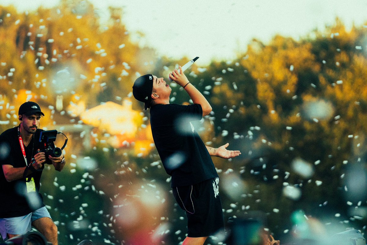 He estado grabando y sacando fotos a bastantes artistas y no me he sacado ni una sola foto con ninguno.

Con la bien que quedaría eso para el postureo y el portfolio 🙃