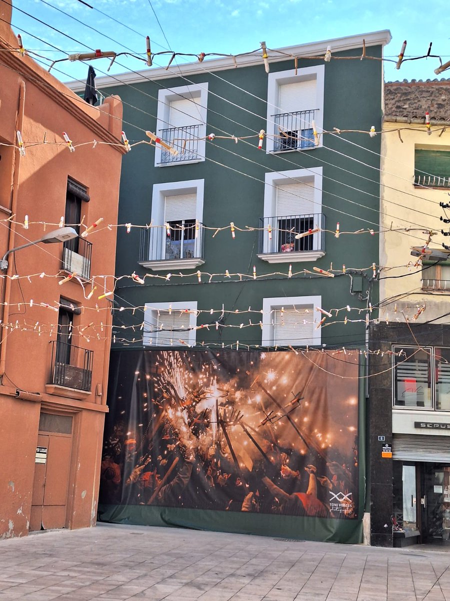 BasartSusanna's tweet photo. La Plaça Xica, ben mudada.
#40anysdimonis #capellades #calangelillo #festamajor https://t.co/FnlEt92zpv