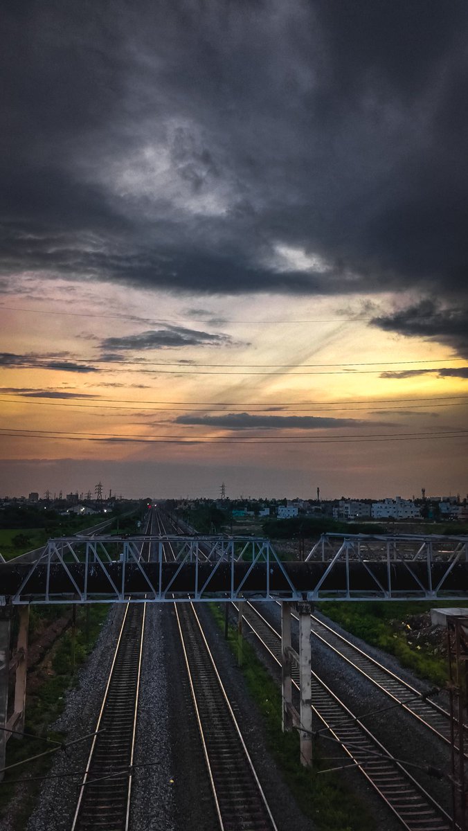 SujayYajus's tweet photo. Railway 🚂
#photogenic #photography #evening #railway #rainyday #track #clouds #darkclouds #railwaystation #railtrack #railtrail #bridge #flyover #sunset #macrophotography #macro #sunray #sunnyevening https://t.co/bvWx4BFL6w