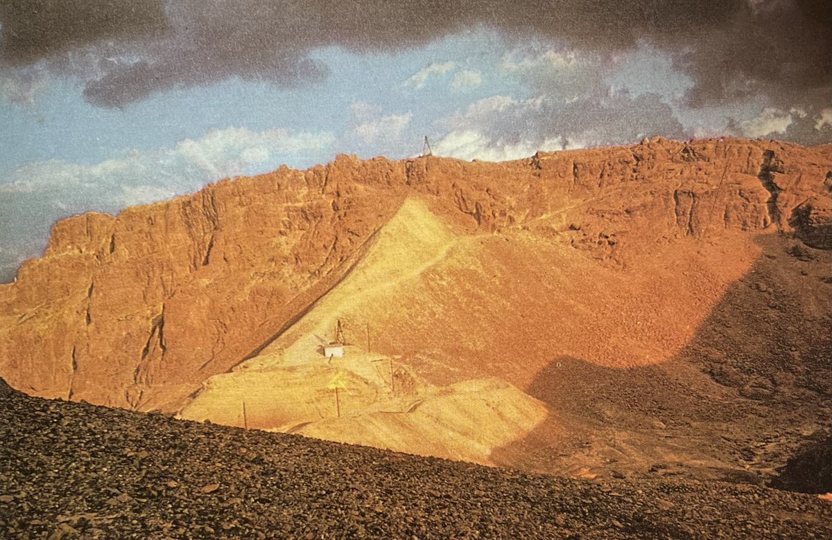 melrakke's tweet photo. @Darrenmjones1 @archeohistories Another view showing scale of ramp, sun shining on it (Ref #YigaelYadin #Masada) The #Romans were even busier. They built a wall around the base perimeter that included military camps in order, to seal the fortress off. https://t.co/x3R68sPKXw