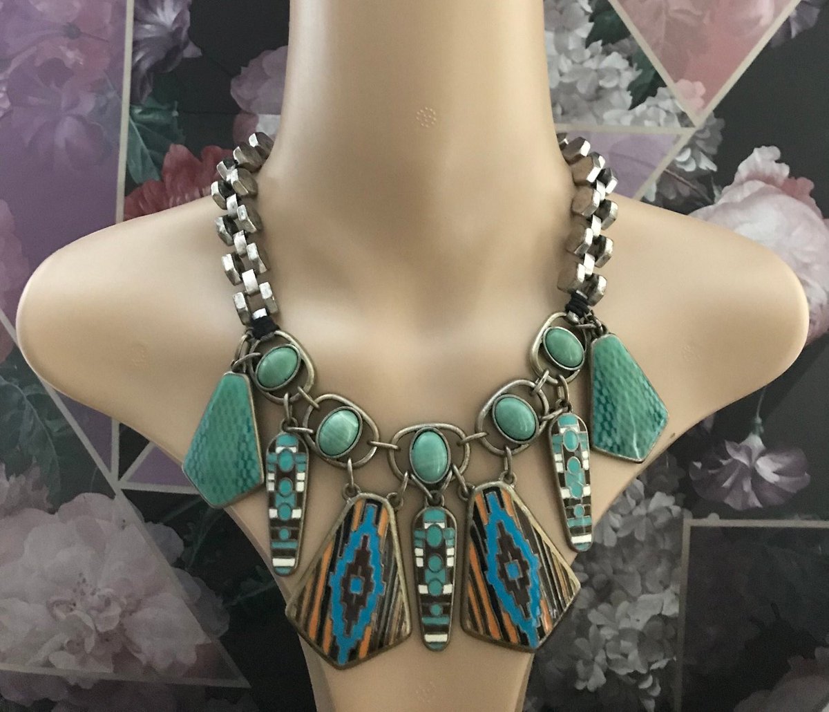 ffancyfineries's tweet photo. Excited to share the latest addition to my #etsy shop: Zara chunky statement necklace summer / boho / party https://t.co/6OLaPkqSfN #green #southwestern #blue #no #lobsterclaw #brutalist #turquoisestyle #zara #statement https://t.co/62LQMRKiDT