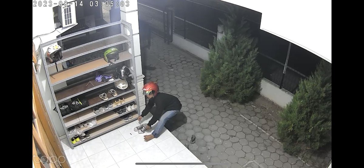 hollaaone's tweet photo. INFO PENCURIAN SEPATU 4 PASANG!!!
Barangkali ada yg mengenal pelaku tsb,pencurian terjadi di kantor saya tepatnya di Jl.Nangka IV No.199,Krodan,Maguwoharjo,Depok,Sleman. Barangkali ada yg mengenali mohon bisa inbok ke saya,maturnuwun.🙏🏻 #jogja #merapi_uncover #infojogja #sleman https://t.co/rin5d5X0rr