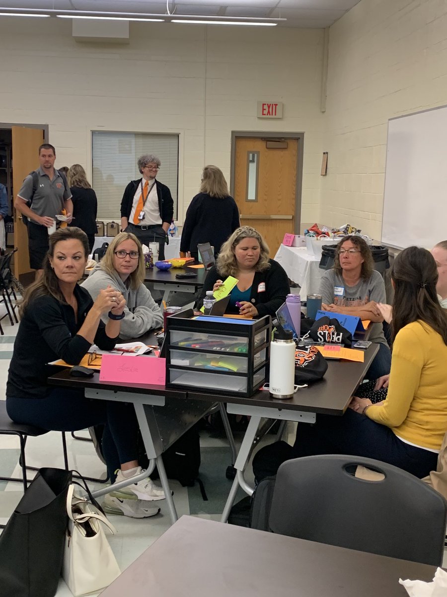 Administrators welcomed our new teachers this morning. Welcome to 145! We are grateful to teachers and staff who are choosing to join the Pretzel Family! ⁦@FSD145⁩