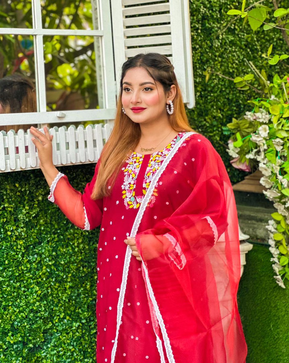 Celebrity_Barta's tweet photo. বাংলাদেশী জনপ্রিয় মডেল ও অভিনেত্রী নুসরাত জাহান অন্তরা। #Ontora #Actress #Model #EntertainmentNews https://t.co/M7p0gDf0ON