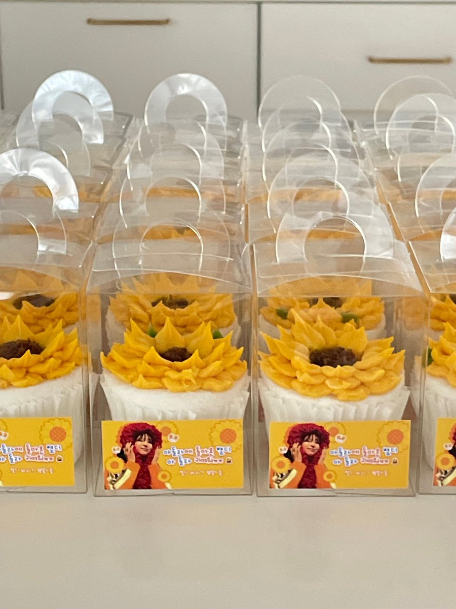 Move_0619's tweet photo. 230814 아돌라 서포트

부와 행운을 상징하는 해바라기 떡케잌과 🌻
그리고 별이의 쟈근손을 녹여줄 우리의 ㅅrㄹ6❤️

#마마무 #마마무플러스 #문별 #MAMAMOO #MAMAMOOPLUS #MOONBYUL https://t.co/9MVs8IFyCV
