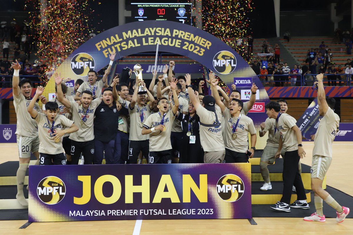 theaseanball's tweet photo. 🇲🇾 MALAYSIA PREMIER FUTSAL LEAGUE 2023 - FINAL (2nd Leg) 🏆

FT: Johor Darul Ta'zim 🔵 3️⃣   - 2️⃣ ⚫ Pahang Rangers FC

Pahang Rangers FC won 9-6 on aggregate and won Malaysia Premier Futsal League  2023 title

👏 #Congratulations Pahang Rangers FC

#MPFL2023 https://t.co/MtUsXGZTc8
