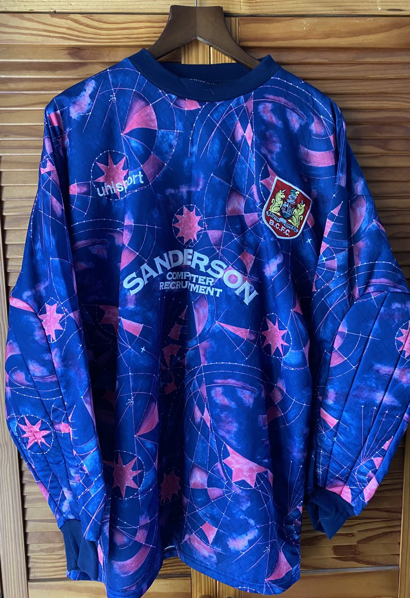 Was browsing my sisters collection of @BristolCity shirts and wow. A very rare 98/99 goal keeper shirt ❤️ Re-issue anyone? 👀 
#retrofootballkits #bcfc #BristolCity