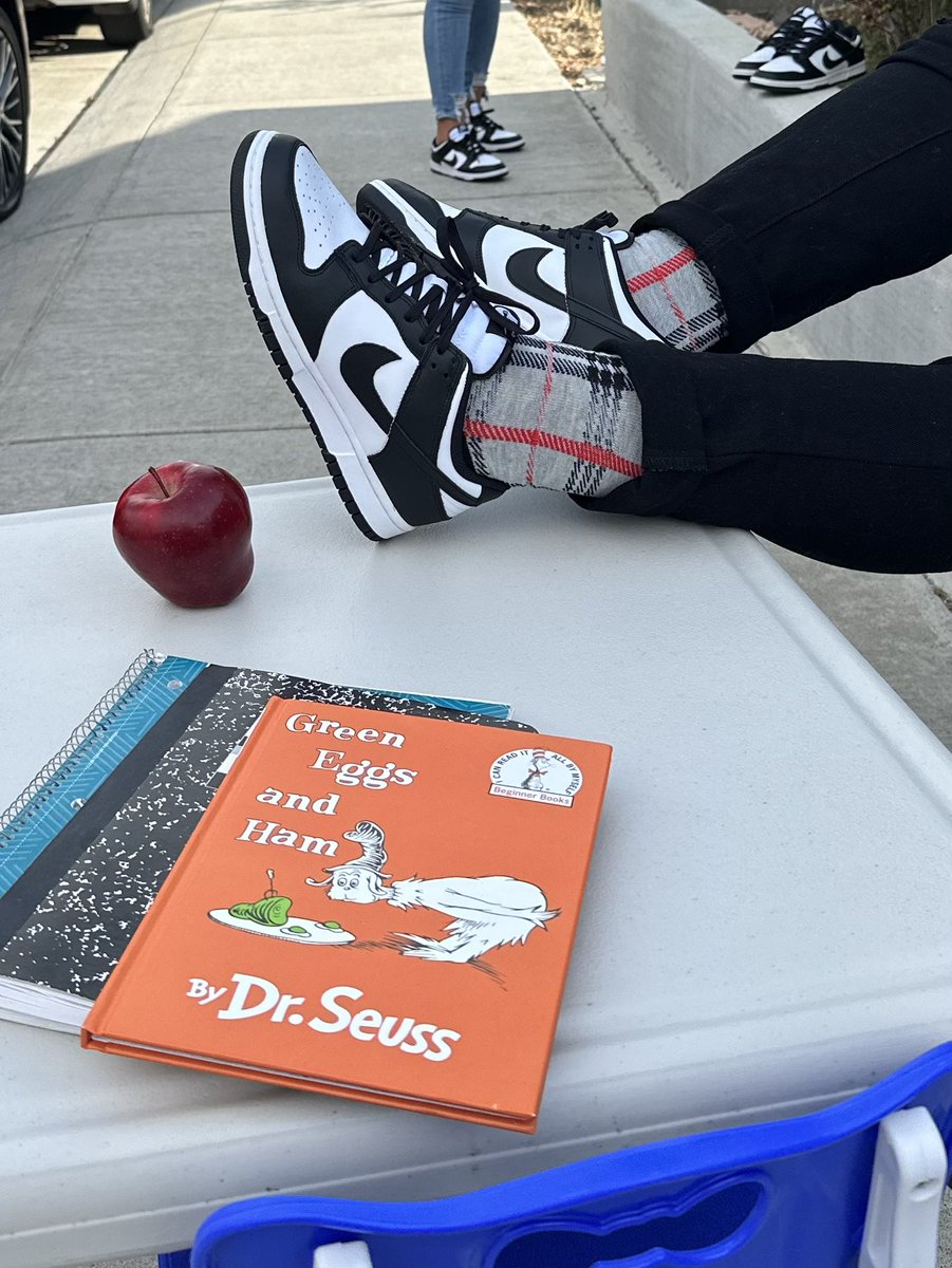 shilohnsam's tweet image. Yall remember that cool ass teacher who had all the kicks 🤣🤣??  yall already know every one gone have on #pandadunks the first day of school..🤣🤣so my #kotd👟 to start off this weeks 3 amazing challenges  #dunksondeck #weekoflows and #back2school week is my own twist on it